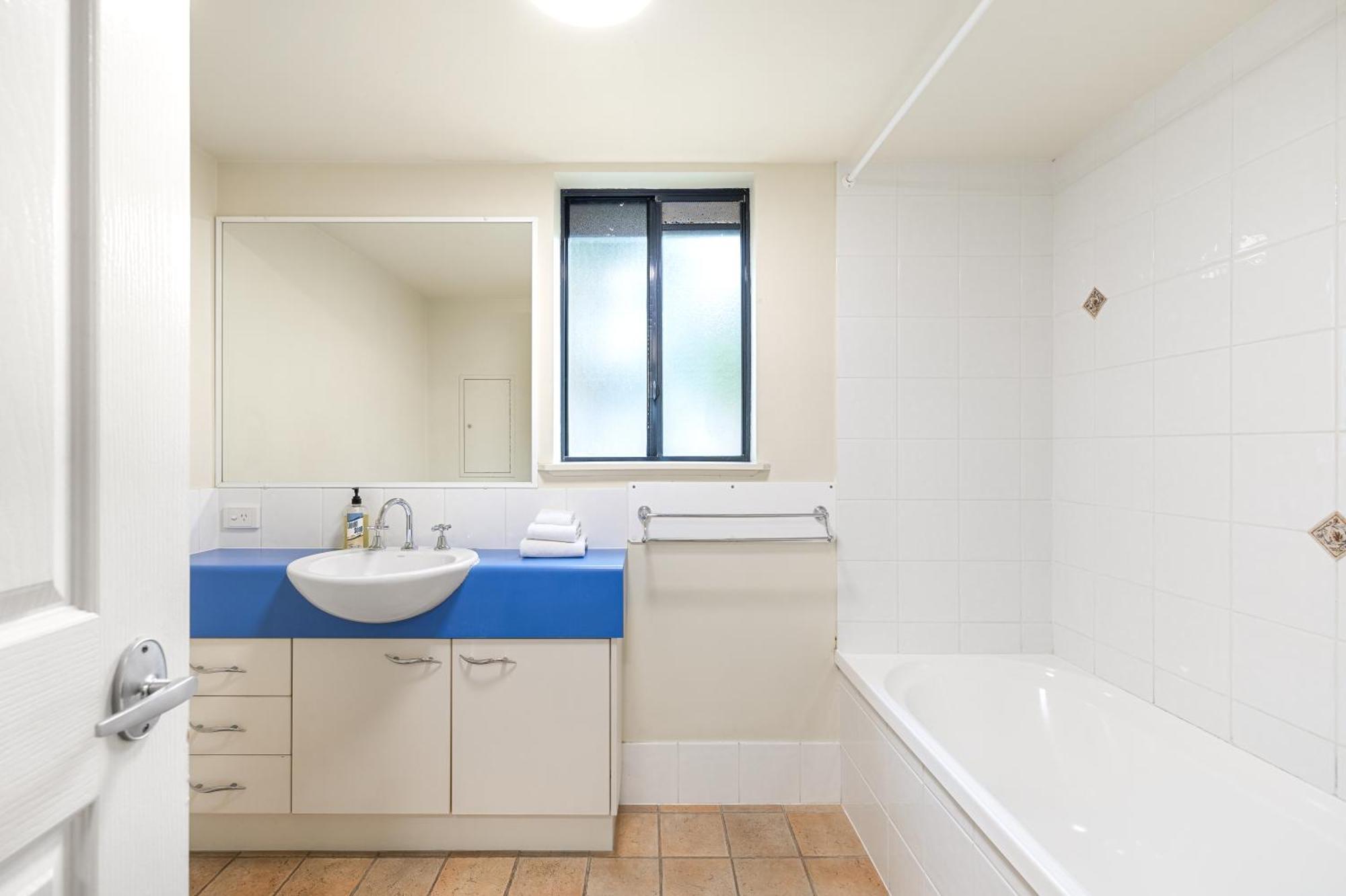Belaire Place Motel Apartments Калаундра Экстерьер фото
