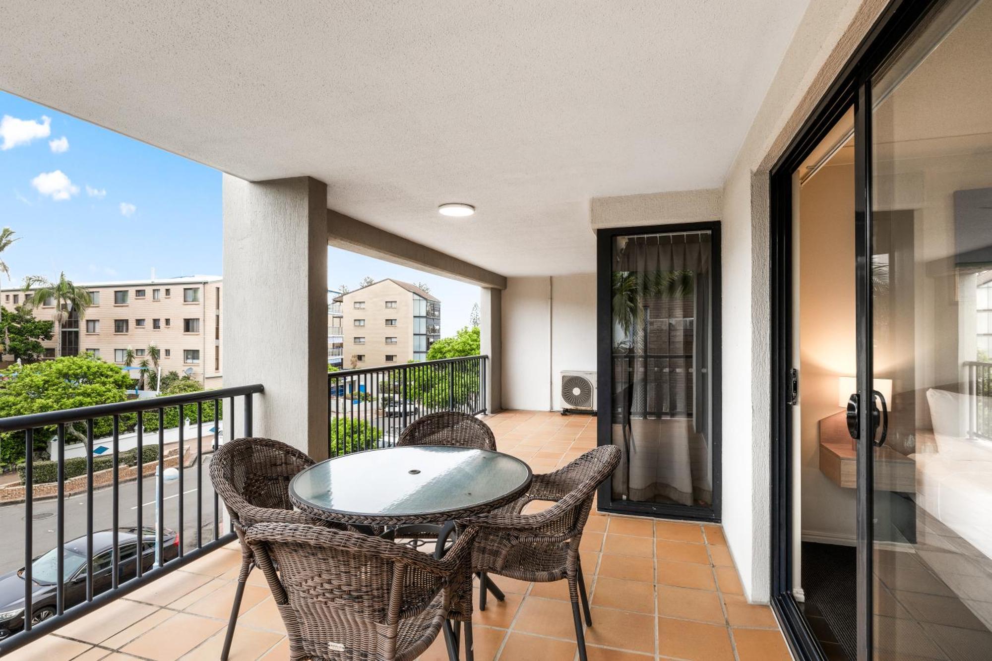 Belaire Place Motel Apartments Калаундра Экстерьер фото